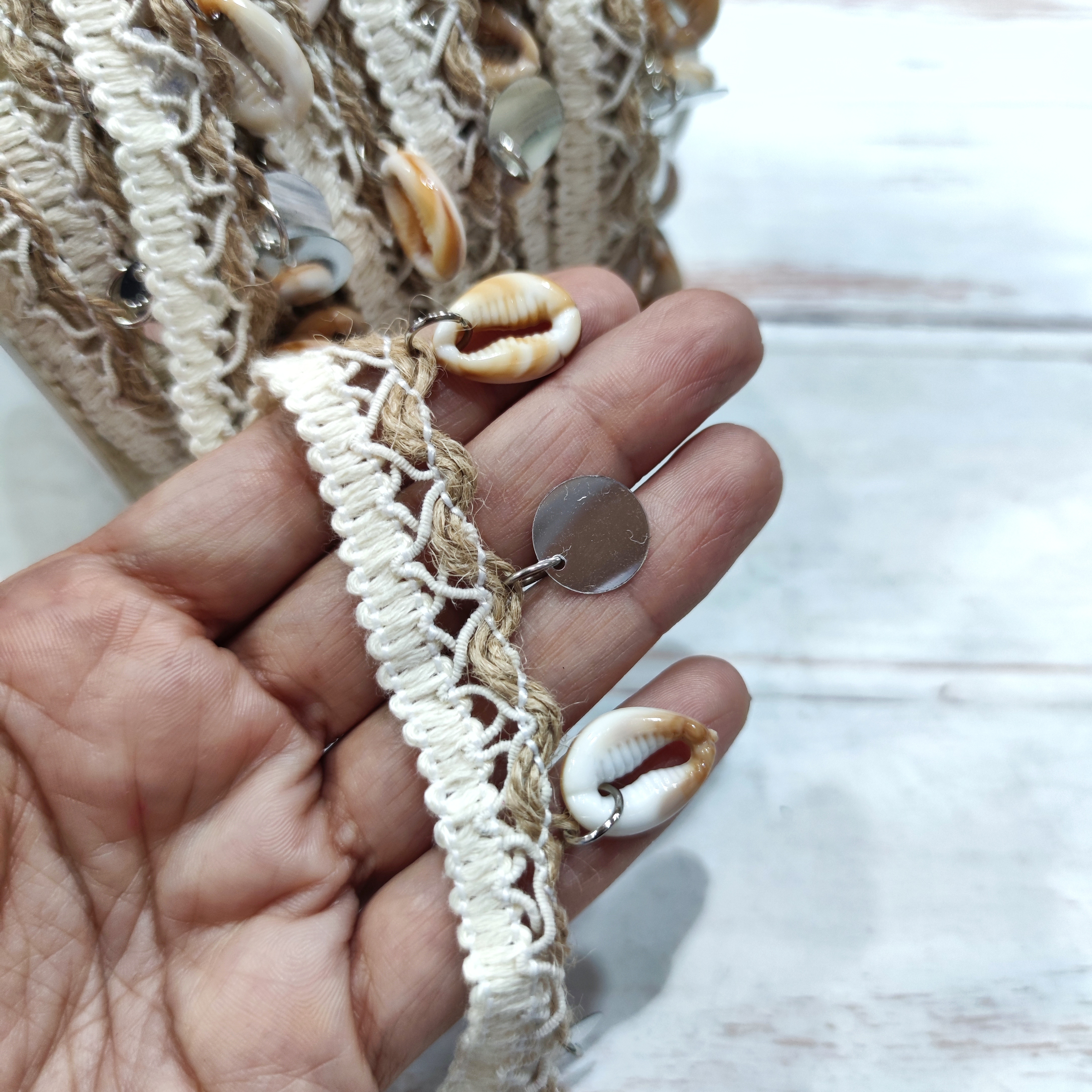 نوار خرجکار کتان آویزدار پولک و صدف(متری)