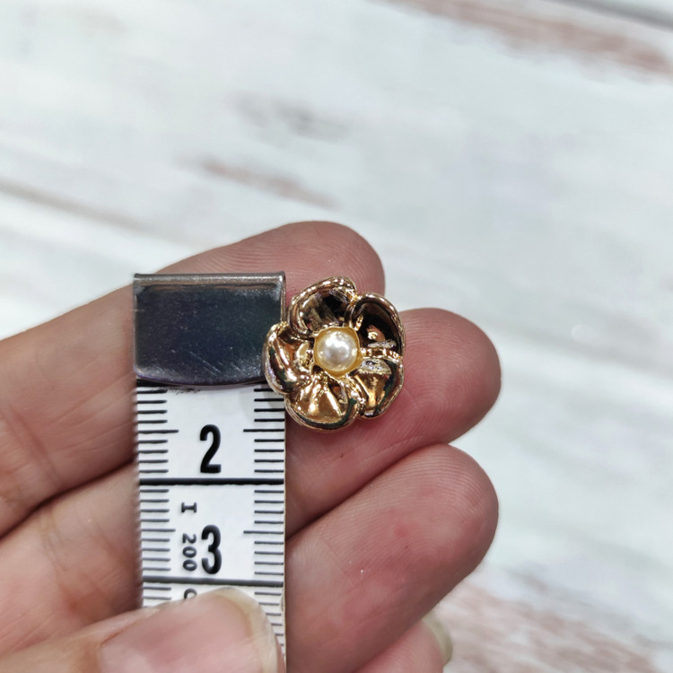دکمه شومیزی فلزی رنگ ثابت(طرح گل وسط مروارید)